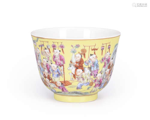 A yellow ground famille rose figure porcelain cup