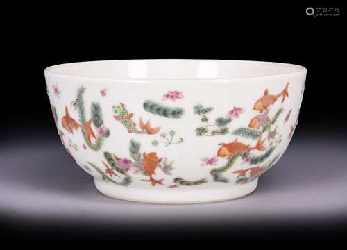 A famille rose fish and seaweed porcelain bowl