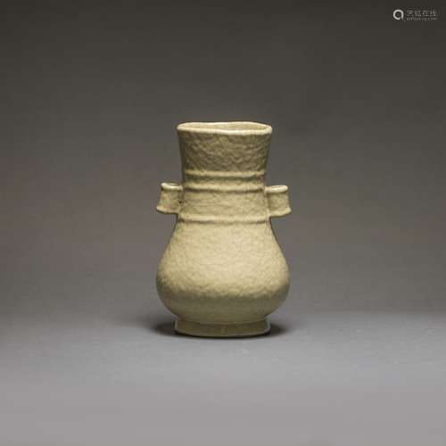 A GE-TYPE CRACKLE-GLAZED VASE