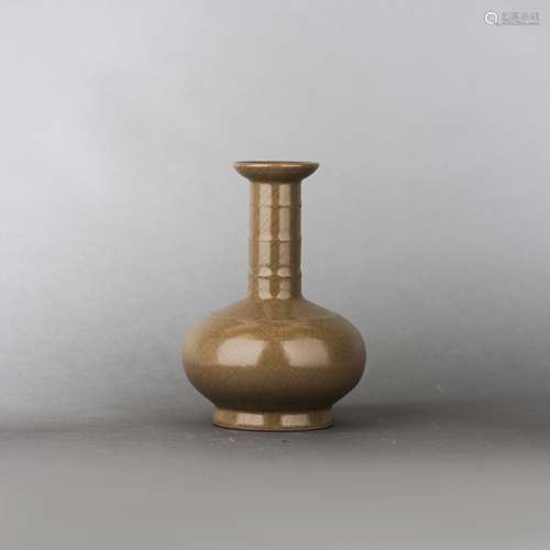 A GE-TYPE CRACKLE-GLAZED VASE