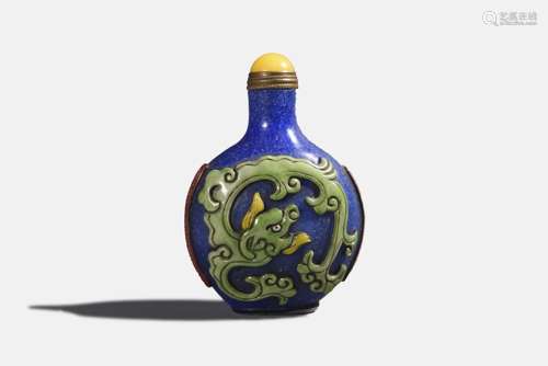 A dragon carved glass snuff bottle