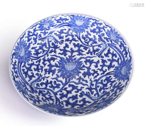 A blue and white interlocking lotus porcelain plate