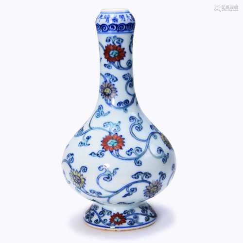 A DOUCAI GARLIC HEAD VASE