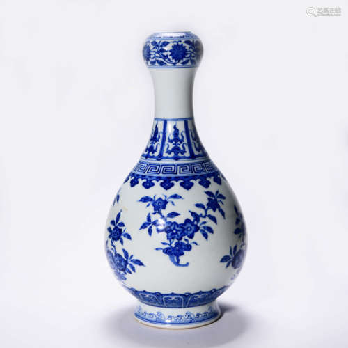 A BLUE AND WHITE GARLIC HEAD VASE