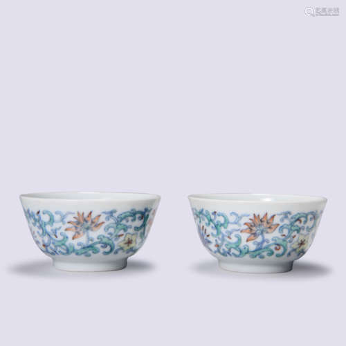 A PAIR OF  DOUCAI FLORAL SCROLLS BOWLS