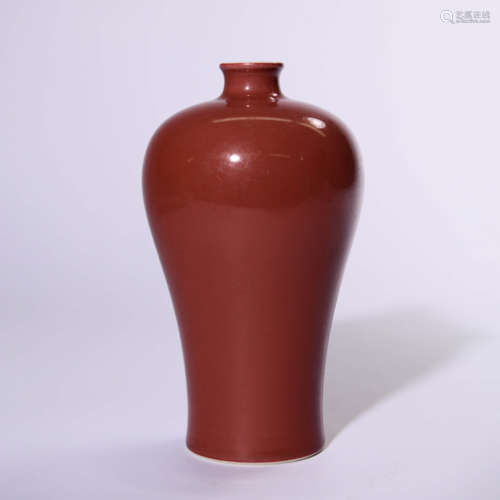 AN UNDERGLAZE RED VASE MEIPING