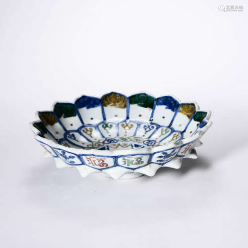 A FAMILLE VERTE LOTUS SHAPED DISH