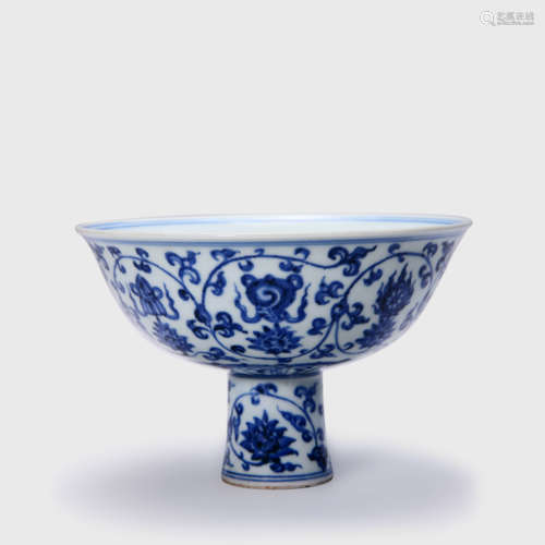 A BLUE AND WHITE LOTUS SCROLLS STEAM CUP