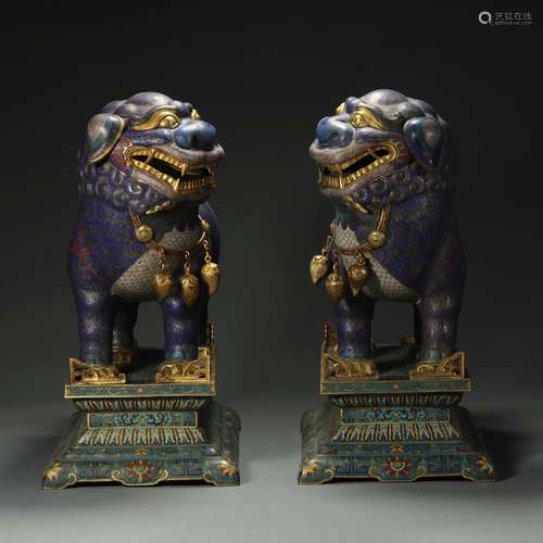 A PAIR OF CLOISONNE ENAMEL BRONZE LIONS