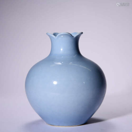 A SKY BLUE GLAZED POMEGRANATE ZUN V ASE