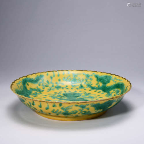 A YELLOW GROUND GREEN ENAMELED BARBED-RIM DISH