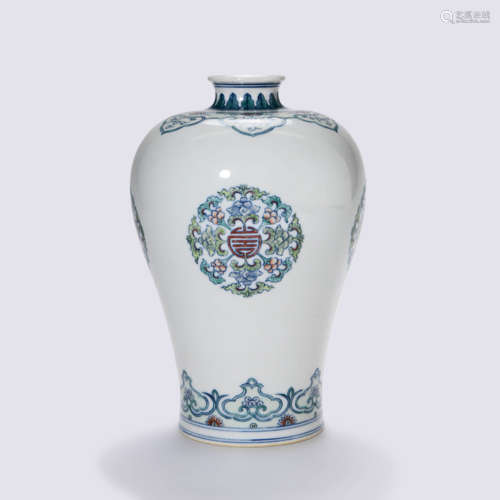 A DOUCAI GLAZED FLOWER PATTERN MEIPING