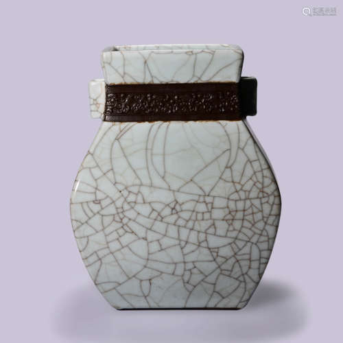 A GUAN-WARE DOUBLE-EAREDCRACKLE VASE