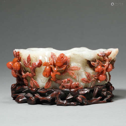 A CARVED AGATE WASHER WITH WOODEN STAND