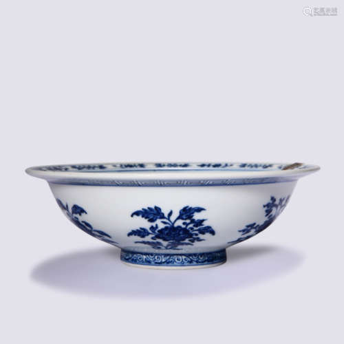 A BLUE AND WHITE FLORAL BOWL