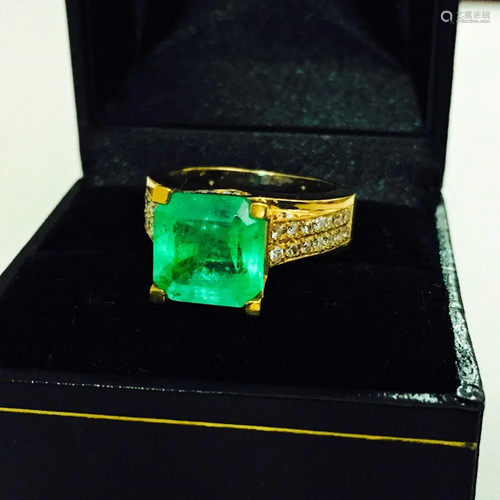 18k Gold, Diamond & 5.50 CT Colombian Emerald Ring