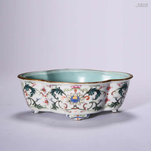 A YANGCAI GLAZED INTERLOCKING FLORAL NARCISSUS BOWL