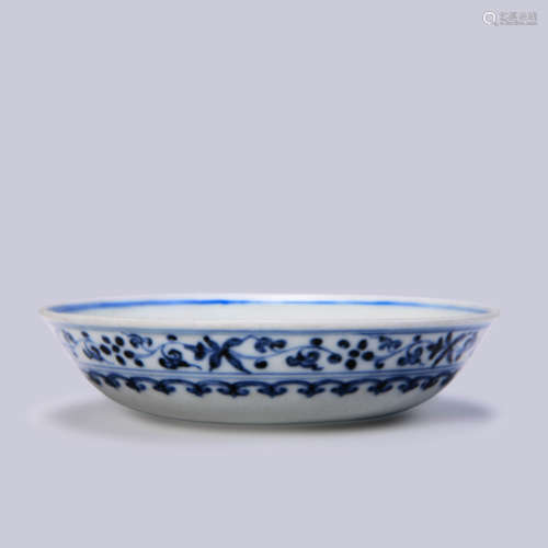 A BLUE AND WHITE FLORAL DISH