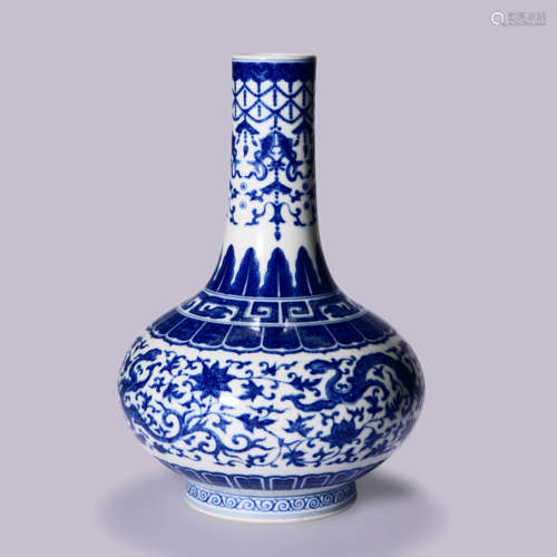 A BLUE AND WHITE DRAGON DECORATIVE VASE