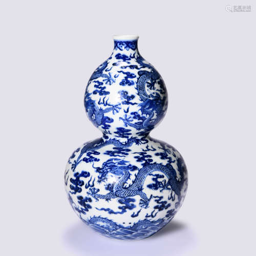 A BLUE AND WHITE DRAGON DOUBLE GOURDS VASE