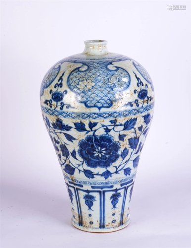 A CHINESE BLUE AND WHITE FLORAL PORCELAIN VASE