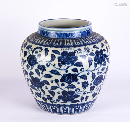 A CHINESE BLUE AND WHITE PORCELAIN FLORAL JAR