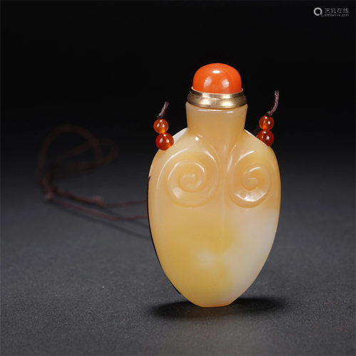 A CHINESE AGATE SNUFF BOTTLE