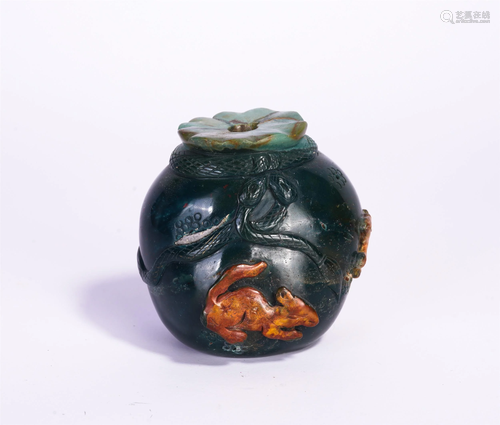 A CHINESE MULTI-COLORED AGATE SNUFF BOTTLE