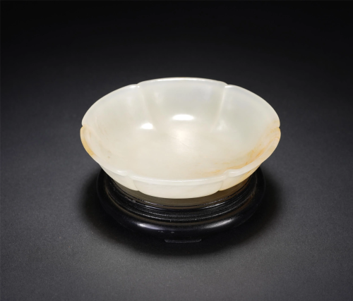 A CHINESE FLOWER-SHAPED WHITE JADE PLATE