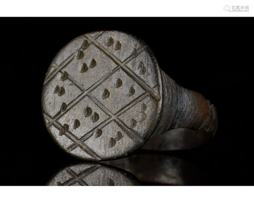 ROMAN BRONZE RING WITH GEOMETRIC PATTERN