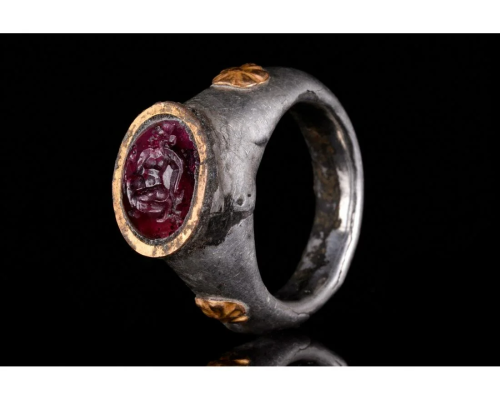 SASANIAN INTAGLIO SILVER RING WITH A FIGURE
