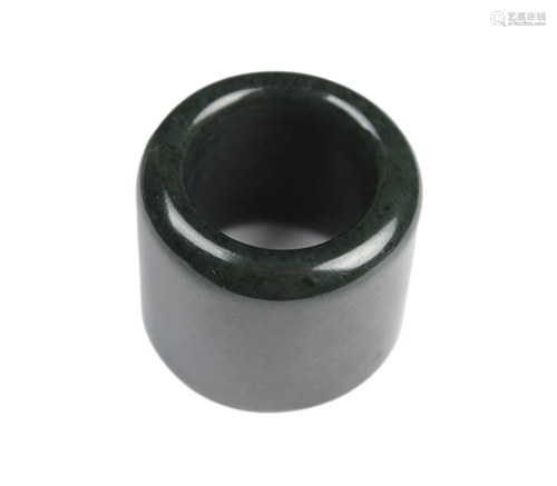 [Chinese] A Spinach Jade Thumb Ring