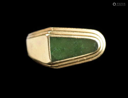 A Spinach Jade Chip Studded 10K Gold Ring