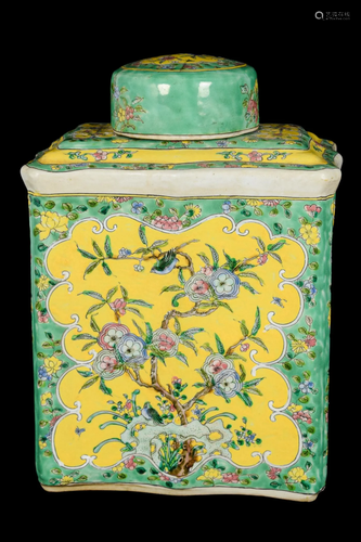 [Chinese] A Famille Rose Porcelain Tea Leaf Jar with