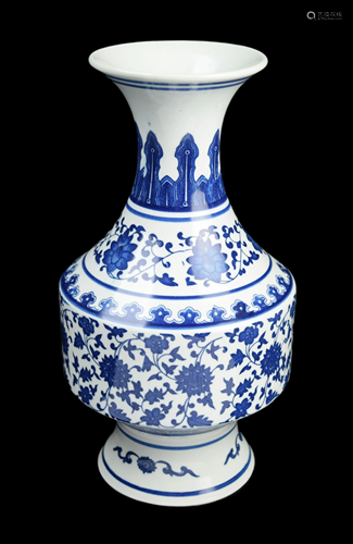 [Chinese] A Blue and White Vase with Interlocking