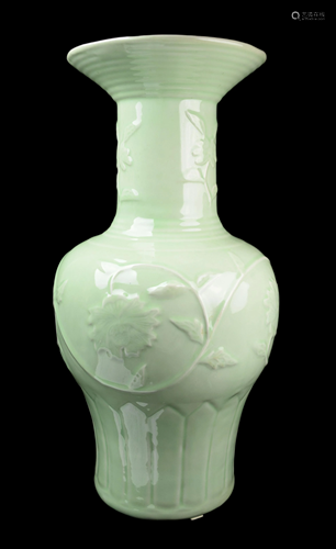 [Chinese] A Large Green Glazed Porcelain Vase with