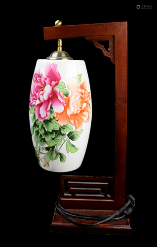 [Chinese] A Jingdezhen Eggshell Porcelain Lamp with