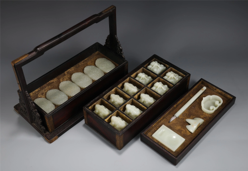 A SET OF CHINESE JADE CARVINGS AND STORAGE BOX