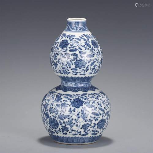 A CHINESE BLUE AND WHITE DOUBLE-GOURDS PORCELAIN VASE