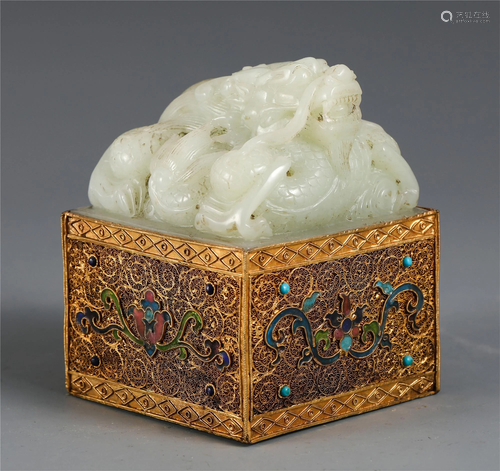 A CHINESE INLAID GOLD JADE CARVING BEAST SEAL