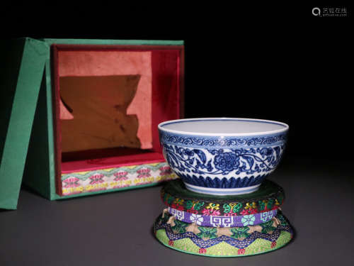 清雍正 青花彩缠枝花卉瓷碗。
