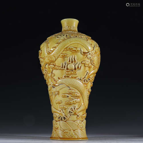 王炳荣款：柠檬黄釉瓷雕祥龙戏珠纹梅瓶