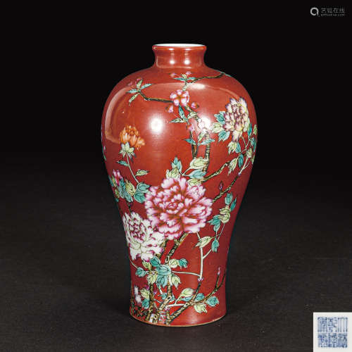 珊瑚红釉粉彩花卉纹梅瓶