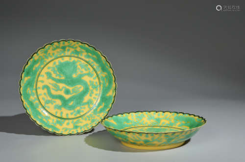 CHINESE YELLOW GROUND PORCELAIN PLATES, PAIR