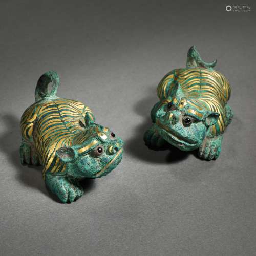 A PAIR OF TIGERS INLAID WITH GOLD, WARRING STATES PERIOD, CH...