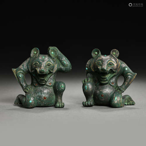 A PAIR OF BEARS INLAID WITH GOLD AND SILVER, WARRING STATES ...