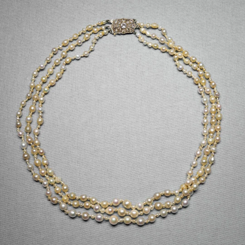 FINE PEARLS NECKLACE