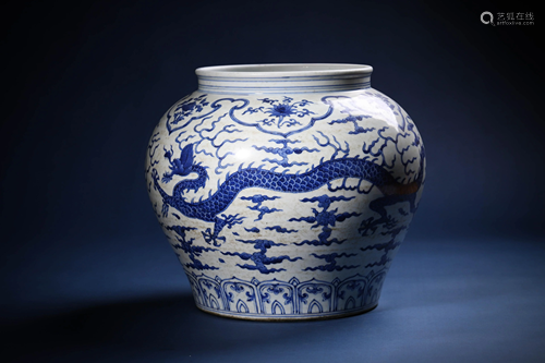 Chinese?Porcelain?Blue?and?White?Dragon?and?Clouds?Jar?