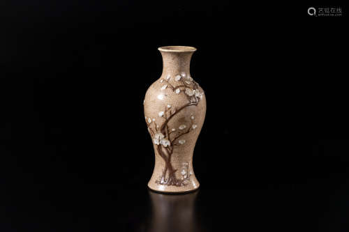 梅花纹花瓶