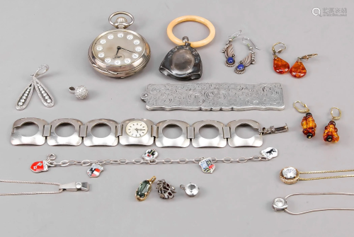Mixed jewelry, mainly silver v